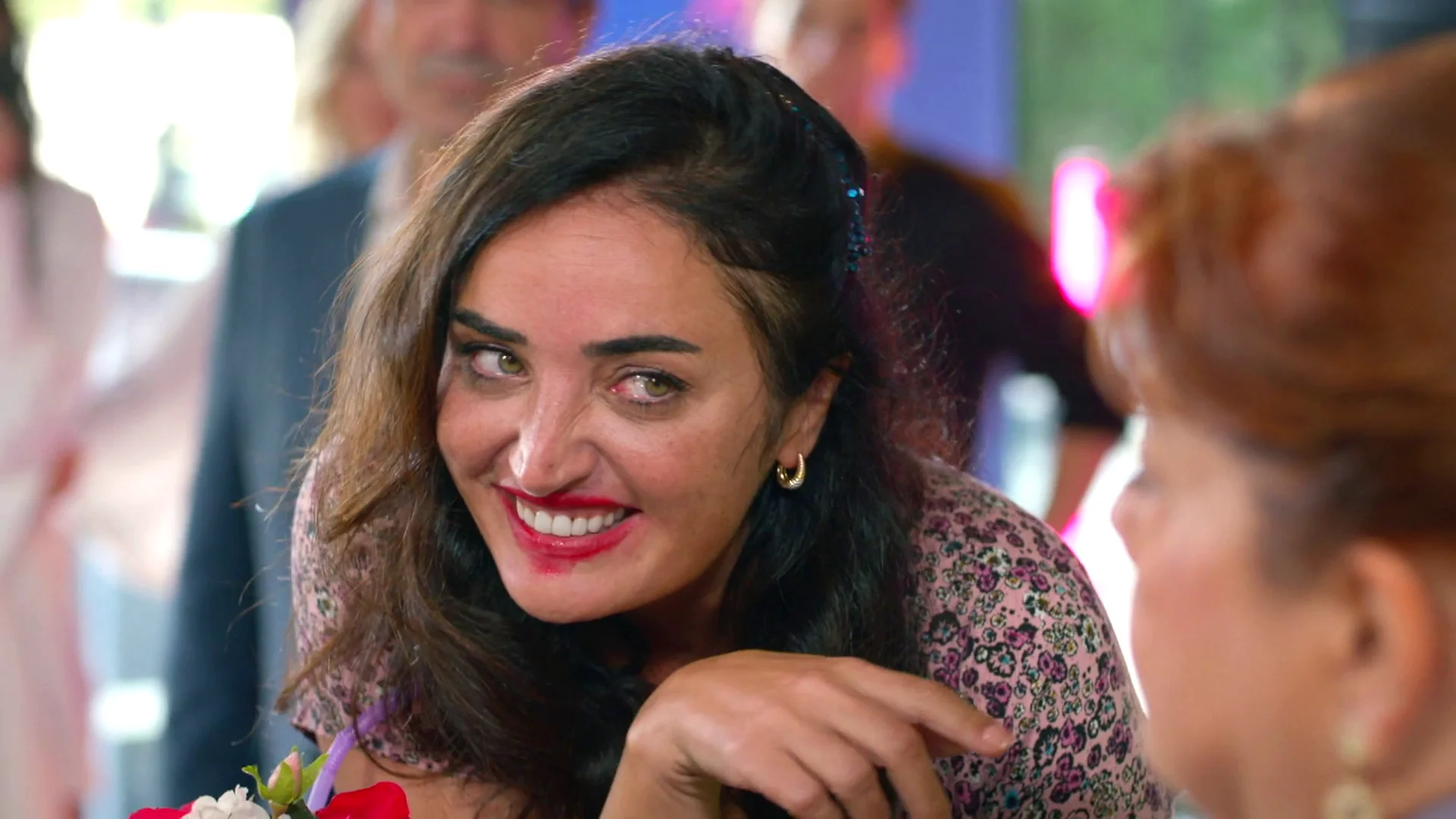 Şengül saca a la luz los líos amorosos de los alumnos y desvela que... ¡Elif y Berk son hermanos! Şengül saca a la luz los líos amorosos de los alumnos y desvela que... ¡Elif y Berk son hermanos!