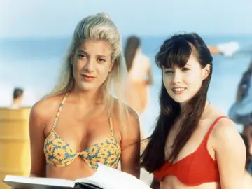 Tori Spelling y Shannen Doherty como Donna y Brenda en Sensación de vivir Tori Spelling y Shannen Doherty como Donna y Brenda en Sensación de vivir