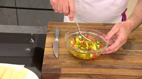 Corta las hojas de cebollino finamente, añádelas y mezcla suavemente Corta las hojas de cebollino finamente, añádelas y mezcla suavemente