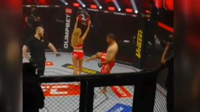 El luchador iran&iacute; Ali Heibati, en el momento de agredir a una 'ring girl'