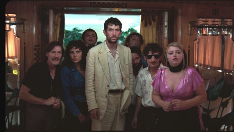 Josh O'Connor junto a miembros del reparto de La Quimera