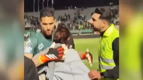 Hossein Hosseini abraza a una aficionada Hossein Hosseini abraza a una aficionada