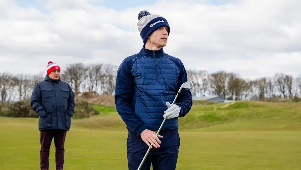 Tom Holland y Joe Russo jugando al golf