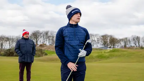 Tom Holland y Joe Russo jugando al golf Tom Holland y Joe Russo jugando al golf