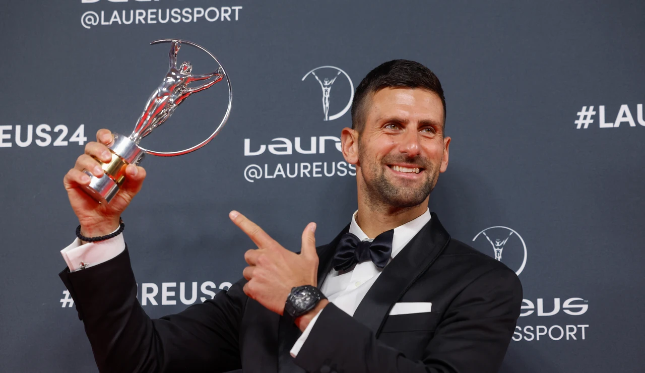 Novak Djokovic posa con su quinto Laureus a mejor deportista