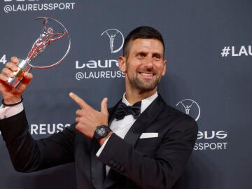 Novak Djokovic posa con su quinto Laureus a mejor deportista