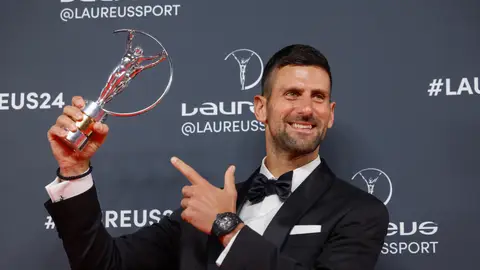 Novak Djokovic posa con su quinto Laureus a mejor deportista Novak Djokovic posa con su quinto Laureus a mejor deportista