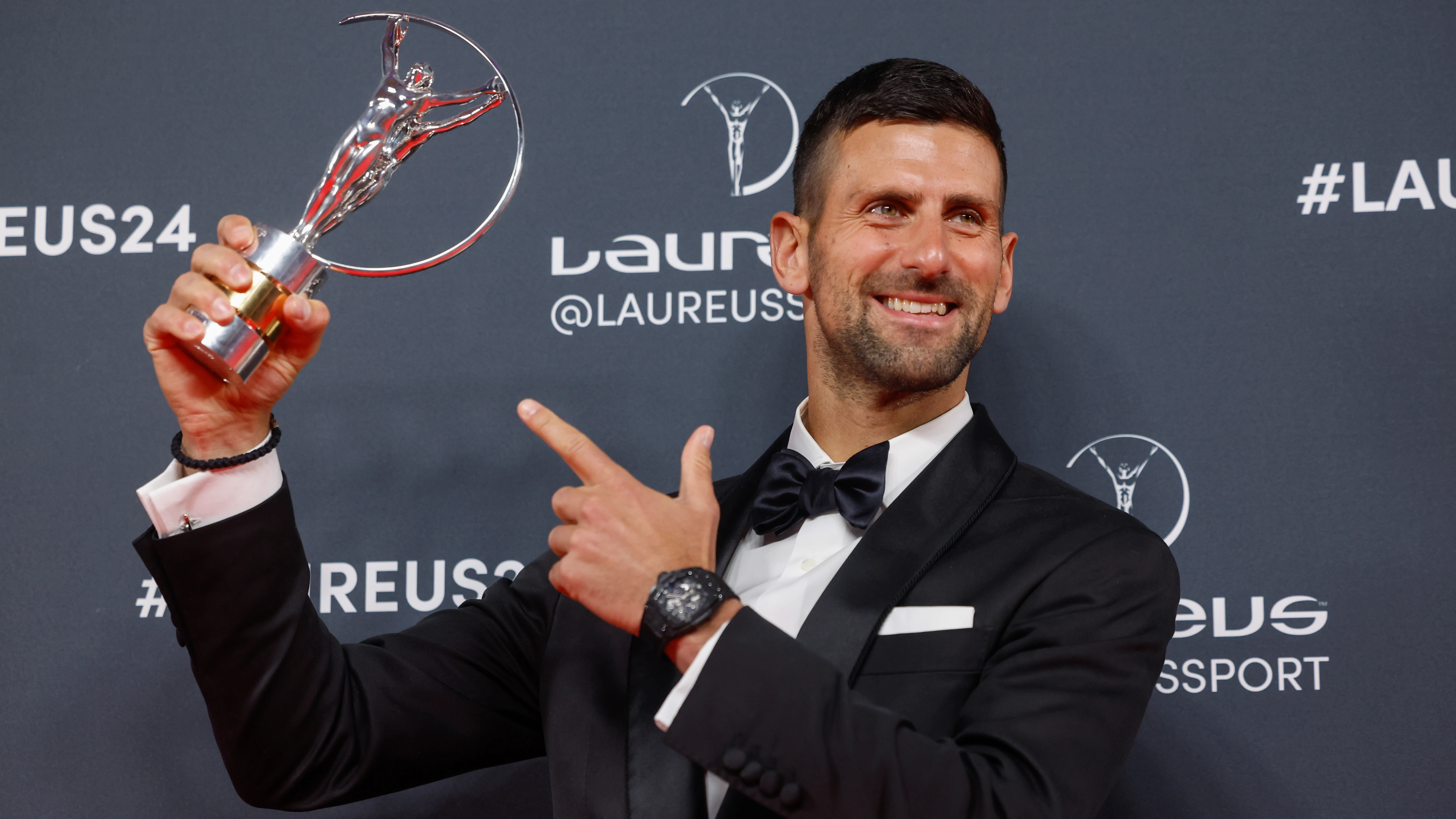 Novak Djokovic posa con su quinto Laureus a mejor deportista