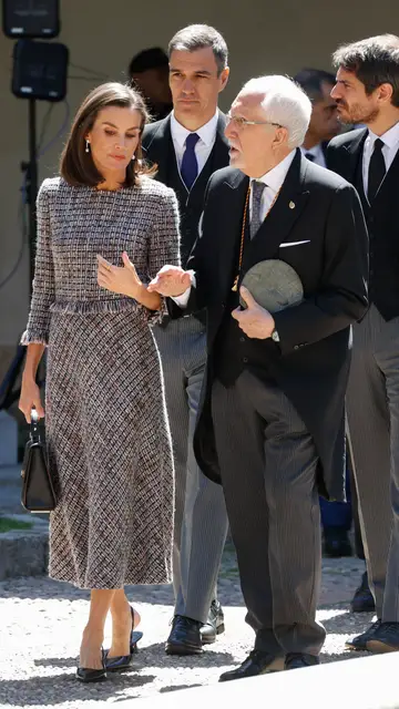 La reina Letizia, junto a Luis Mateo Díez y Pedro Sánchez La reina Letizia, junto a Luis Mateo Díez y Pedro Sánchez