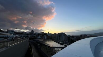 Fotografía de riesgo: una joven al límite para sacarse una foto en Vigo