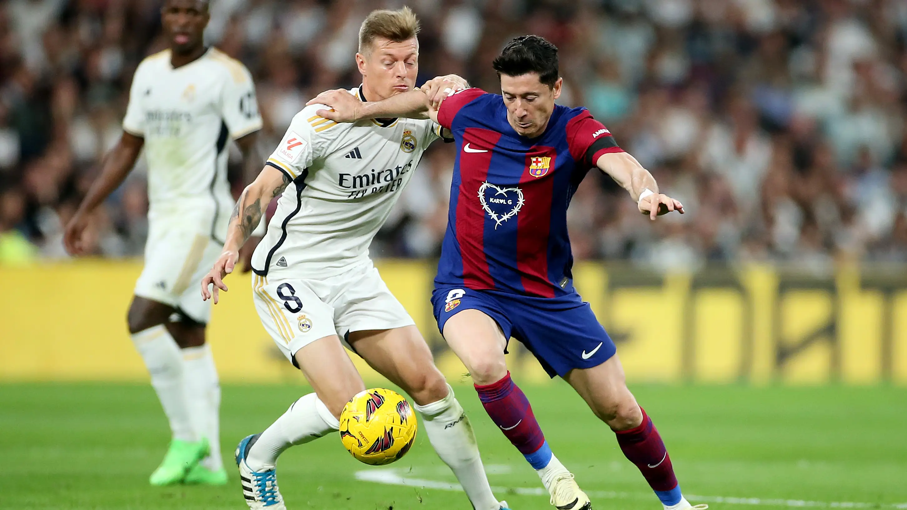 Kroos presiona a Lewandowski en El Cl&aacute;sico