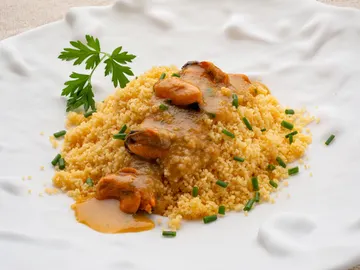 Receta fácil de cuscús con mejillones, de Karlos Arguiñano: "Un mundo nuevo para los amantes del cuscús" Receta fácil de cuscús con mejillones, de Karlos Arguiñano: "Un mundo nuevo para los amantes del cuscús"