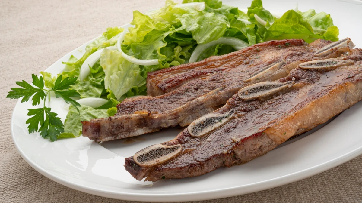 Arguiñano: asado de tira con ensalada, una receta de las más fáciles y rápidas que existen Arguiñano: asado de tira con ensalada, una receta de las más fáciles y rápidas que existen