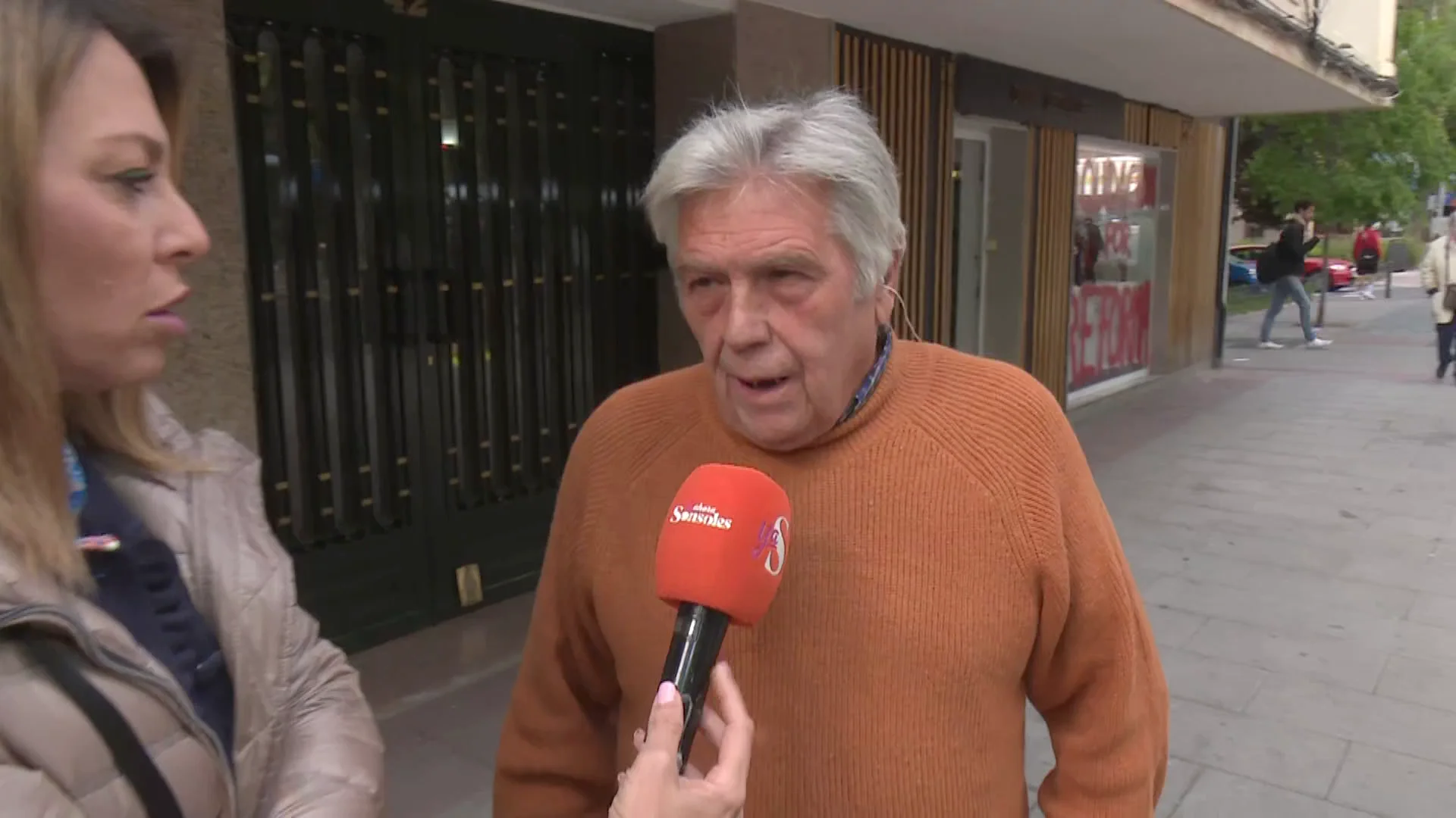 La comunidad del portero que graba a los vecinos y lo sube a redes, al límite: "Ha mentido en todo" La comunidad del portero que graba a los vecinos y lo sube a redes, al límite: "Ha mentido en todo"