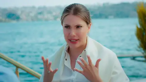 ¡Sin escapatoria! Yildiz y Asuman buscan una solución desesperada después de arruinarse en la subasta ¡Sin escapatoria! Yildiz y Asuman buscan una solución desesperada después de arruinarse en la subasta