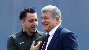 Xavi y Laporta bromean en la ciudad deportiva del Barcelona