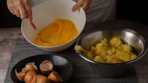 Persona batiendo huevos Persona batiendo huevos