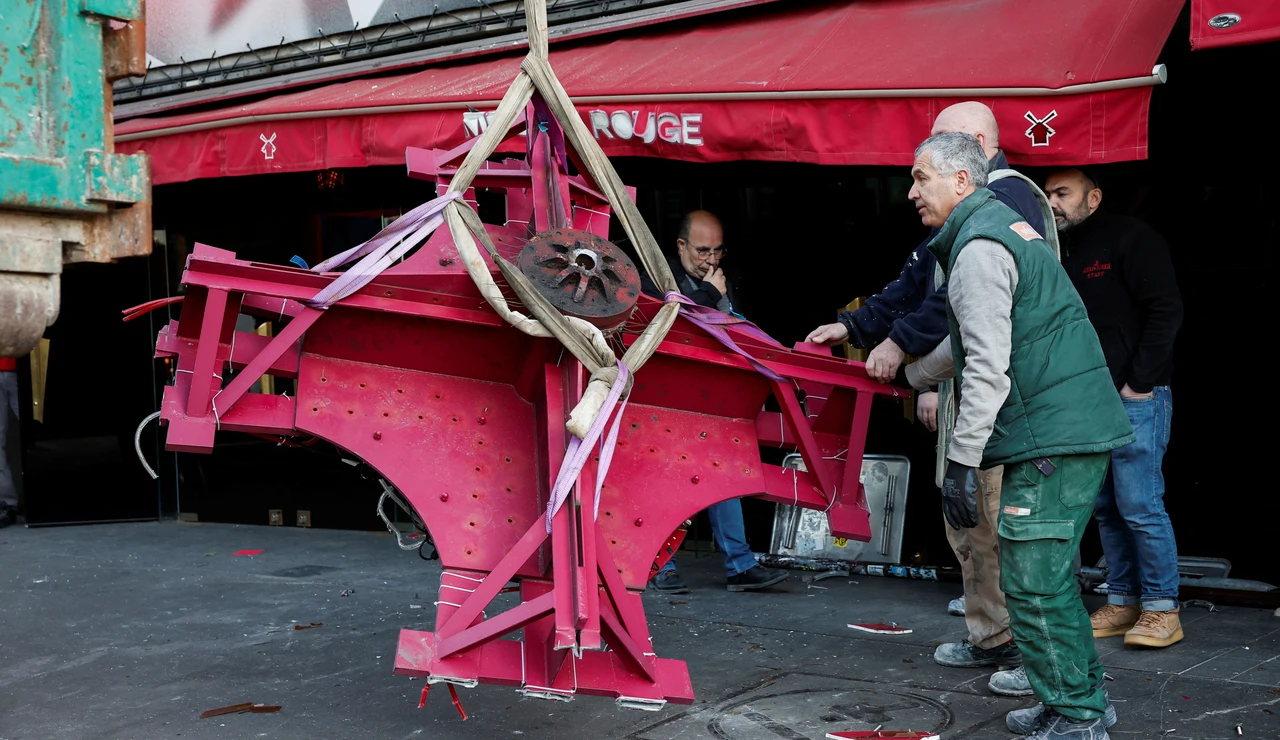 Se desploman las aspas del mítico Moulen Rouge de París
