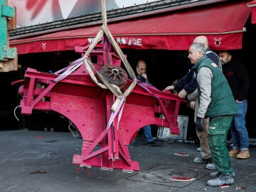 Se desploman las aspas del mítico Moulen Rouge de París