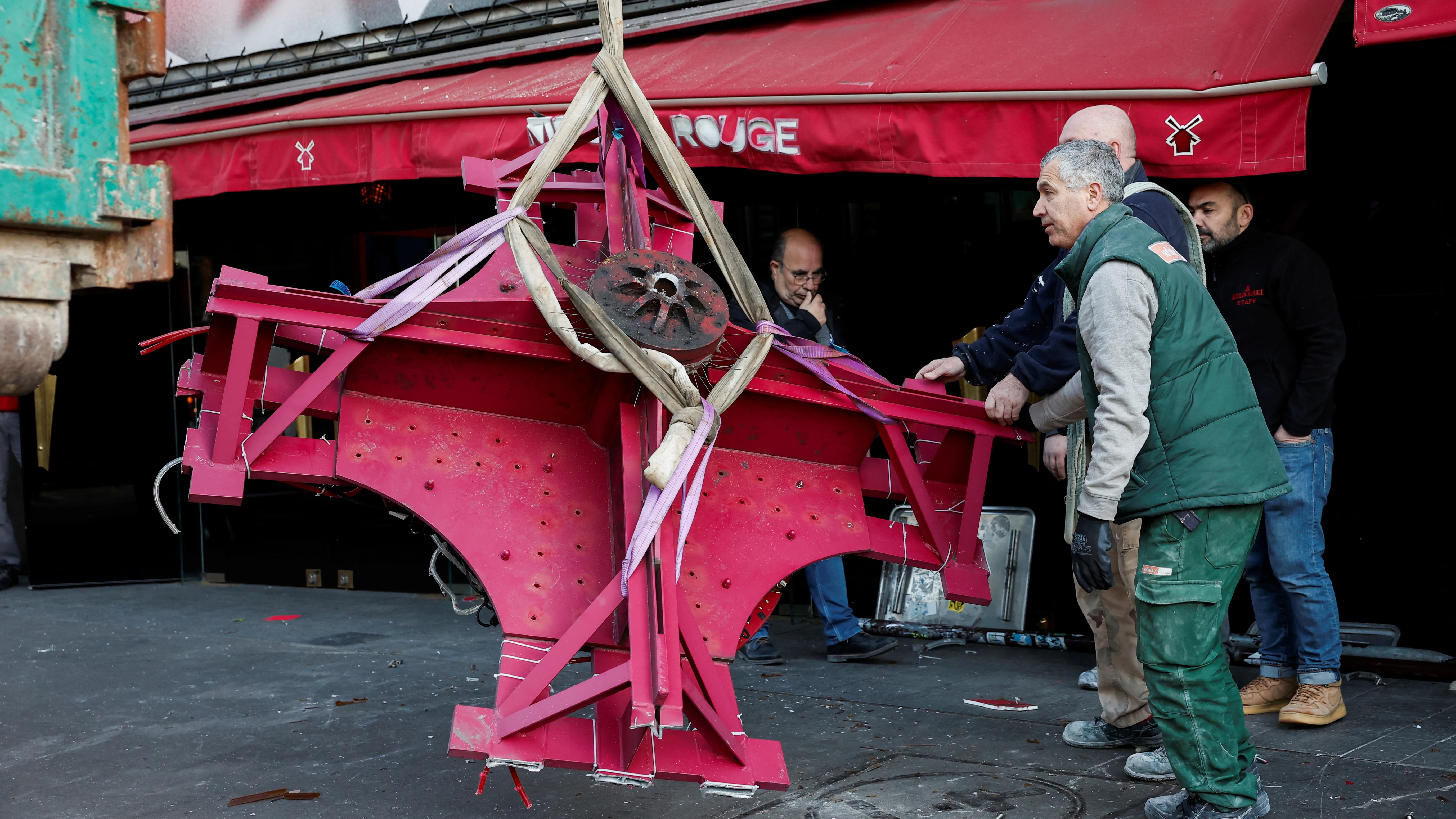 Se desploman las aspas del mítico Moulen Rouge de París Se desploman las aspas del mítico Moulen Rouge de París