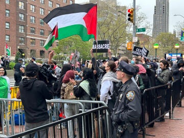 Personas participan en una protesta en apoyo a Palestina a las afueras de la Universidad de Columbia