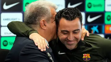 Joan Laporta y Xavi Hernández se abrazan en rueda de prensa