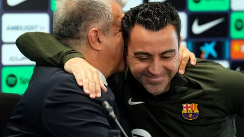 Joan Laporta y Xavi Hernández se abrazan en rueda de prensa Joan Laporta y Xavi Hernández se abrazan en rueda de prensa