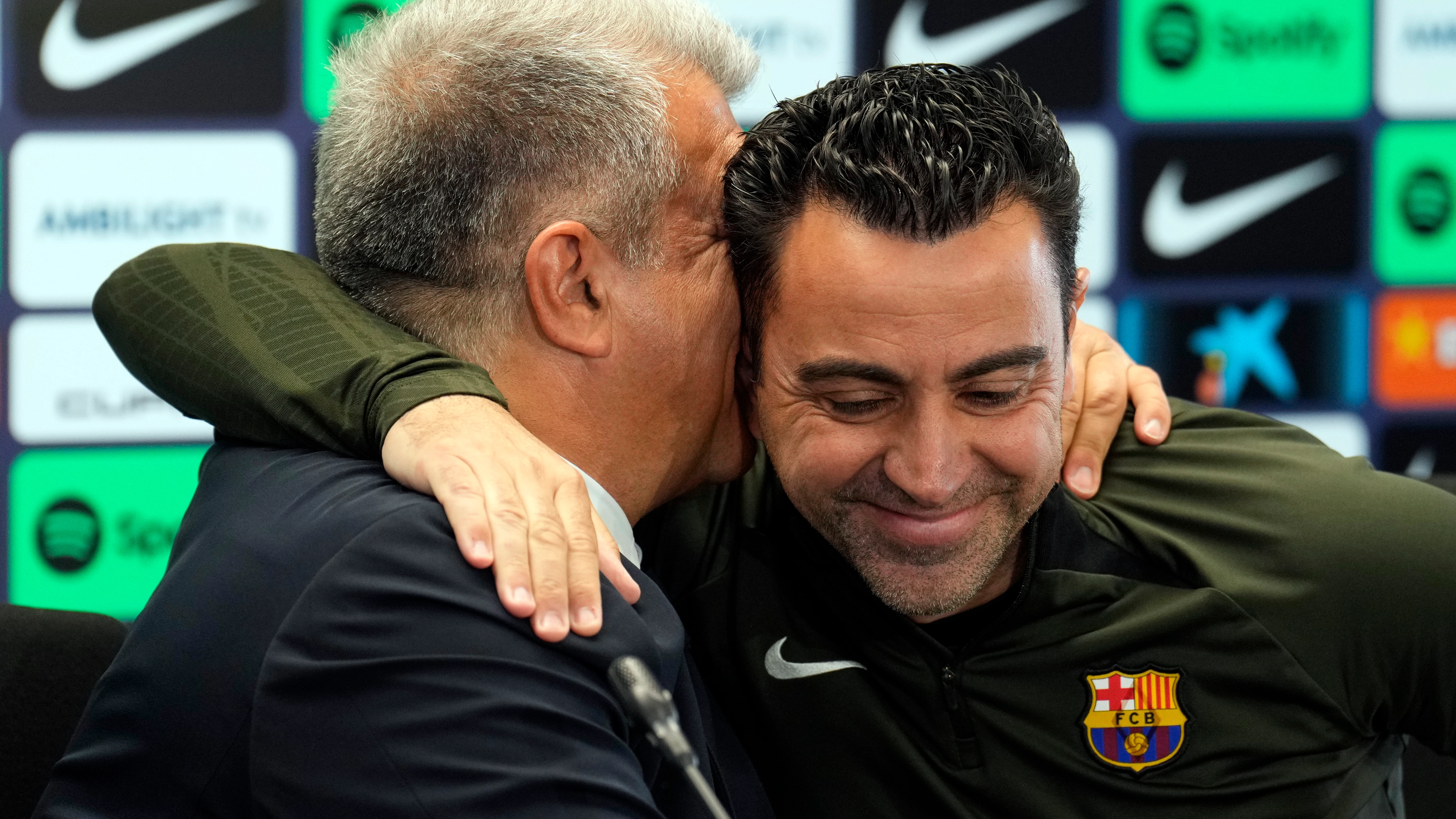 Joan Laporta y Xavi Hernández se abrazan en rueda de prensa Joan Laporta y Xavi Hernández se abrazan en rueda de prensa