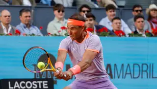 Rafa Nadal resta una pelota ante Darwin Blanch en su estreno en el Mutua Madrid Open