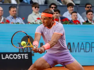 Rafa Nadal resta una pelota ante Darwin Blanch en su estreno en el Mutua Madrid Open