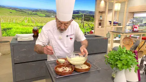 Corta el jamón en tiritas finas y salpica las berenjenas Corta el jamón en tiritas finas y salpica las berenjenas