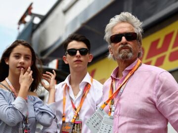 Michael Douglas con sus hijos Dylan y Carys en el Circuito de Gilles Villeneuve en Canadá