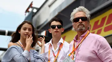 Michael Douglas con sus hijos Dylan y Carys en el Circuito de Gilles Villeneuve en Canadá