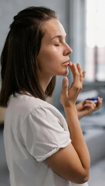 Mujer aplicándose una crema Mujer aplicándose una crema