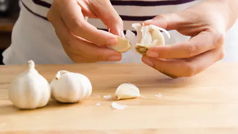 Persona pelando ajos Persona pelando ajos