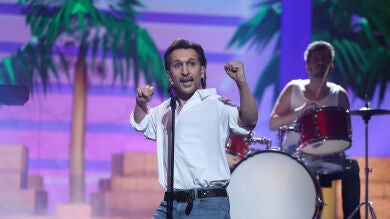 Miguel Lago seduce como Miguel Bosé advirtiendo de que ‘Los chicos no lloran’ 