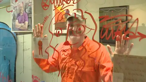 El artista Enrique Tenreiro se encierra en un escaparate con motivo de la lentitud de la justicia El artista Enrique Tenreiro se encierra en un escaparate con motivo de la lentitud de la justicia