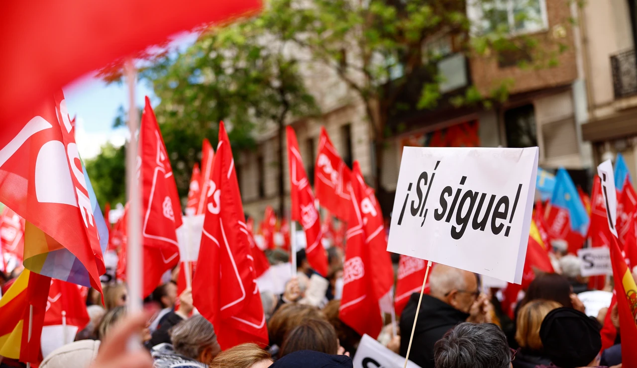 Militantes de las agrupaciones socialistas de toda España han comenzado a llegar desde primera hora de la mañana a las inmediaciones de la sede del PSOE