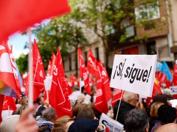 Militantes de las agrupaciones socialistas de toda España han comenzado a llegar desde primera hora de la mañana a las inmediaciones de la sede del PSOE