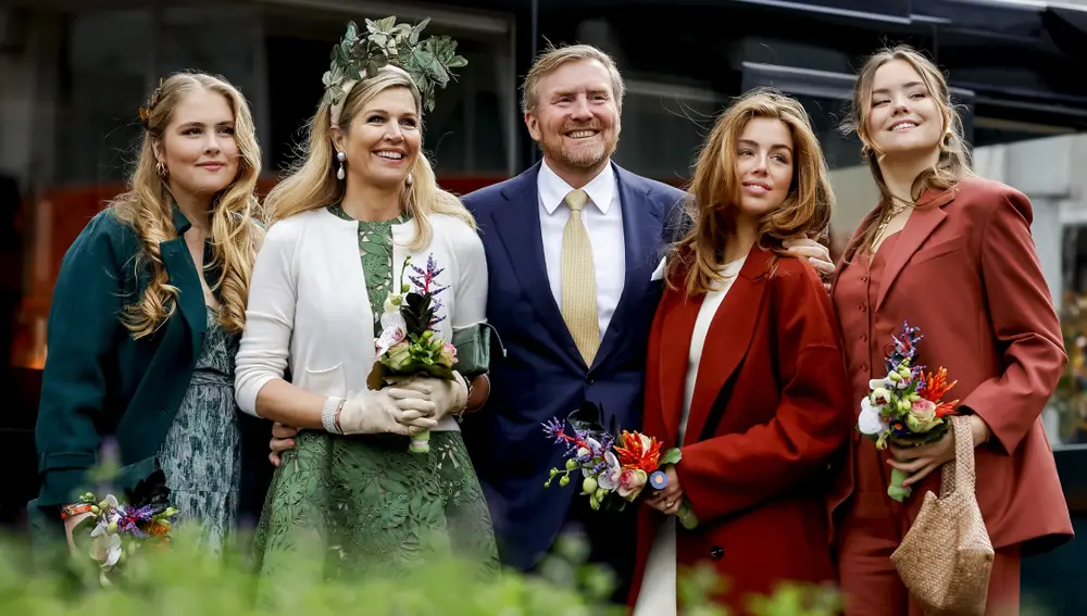 La familia real holandesa celebrando el Día del Rey