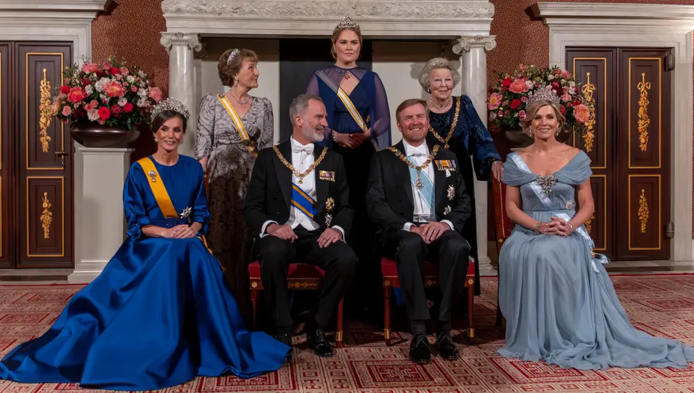 Los reyes Felipe y Letizia junto a la familia real holandesa