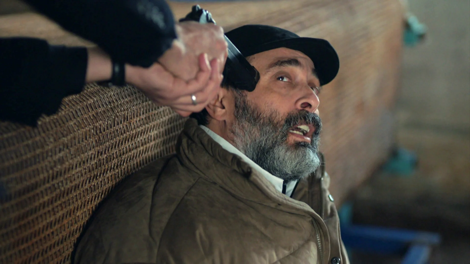 Ilgaz dispara a Kadir en venganza por la muerte de su padre, pero... &iexcl;todo era un sue&ntilde;o! 