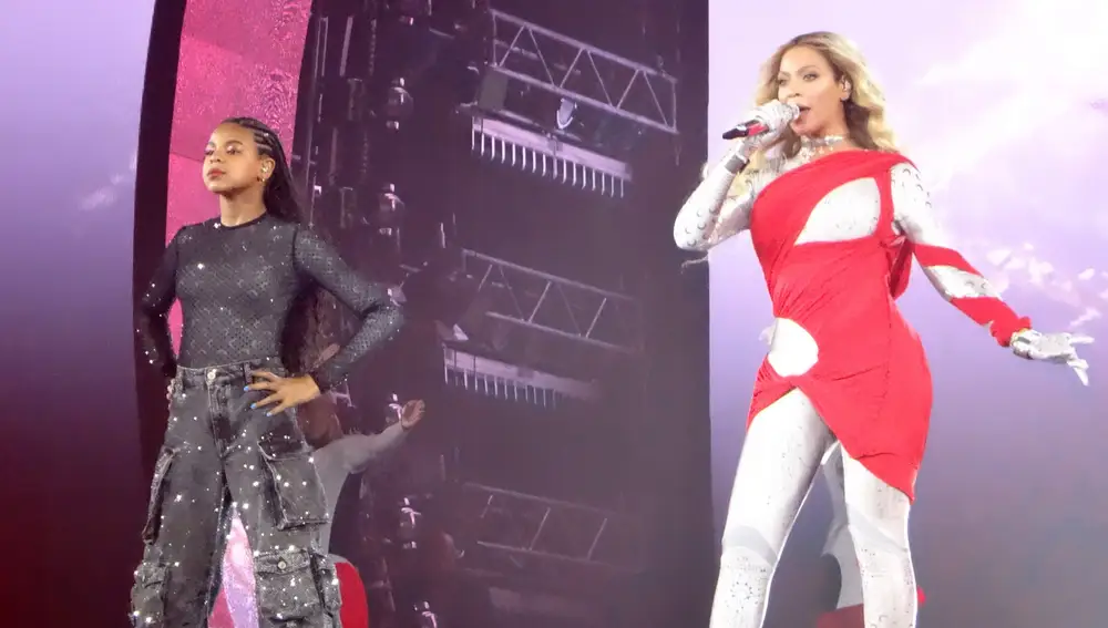 Beyoncé actuando con su hija Blue Ivy en Las Vegas Beyoncé actuando con su hija Blue Ivy en Las Vegas