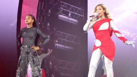 Beyoncé actuando con su hija Blue Ivy en Las Vegas