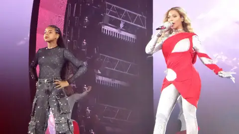 Beyoncé actuando con su hija Blue Ivy en Las Vegas Beyoncé actuando con su hija Blue Ivy en Las Vegas