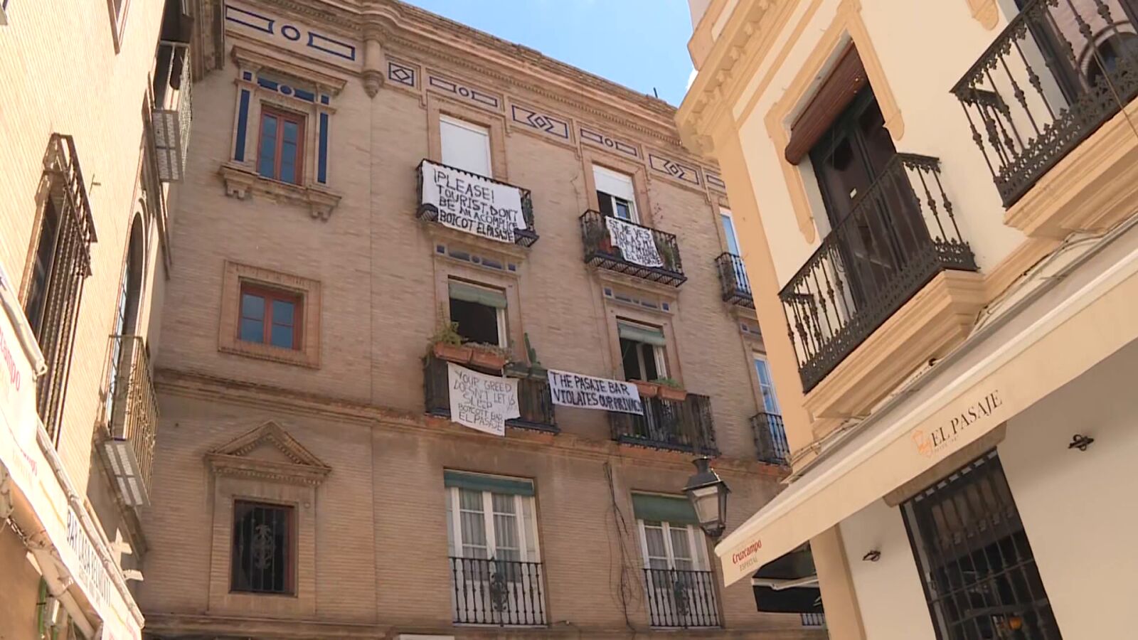 Una mujer se desnuda y pone películas porno a todo volumen para lograr el cierre de un restaurante en Sevilla