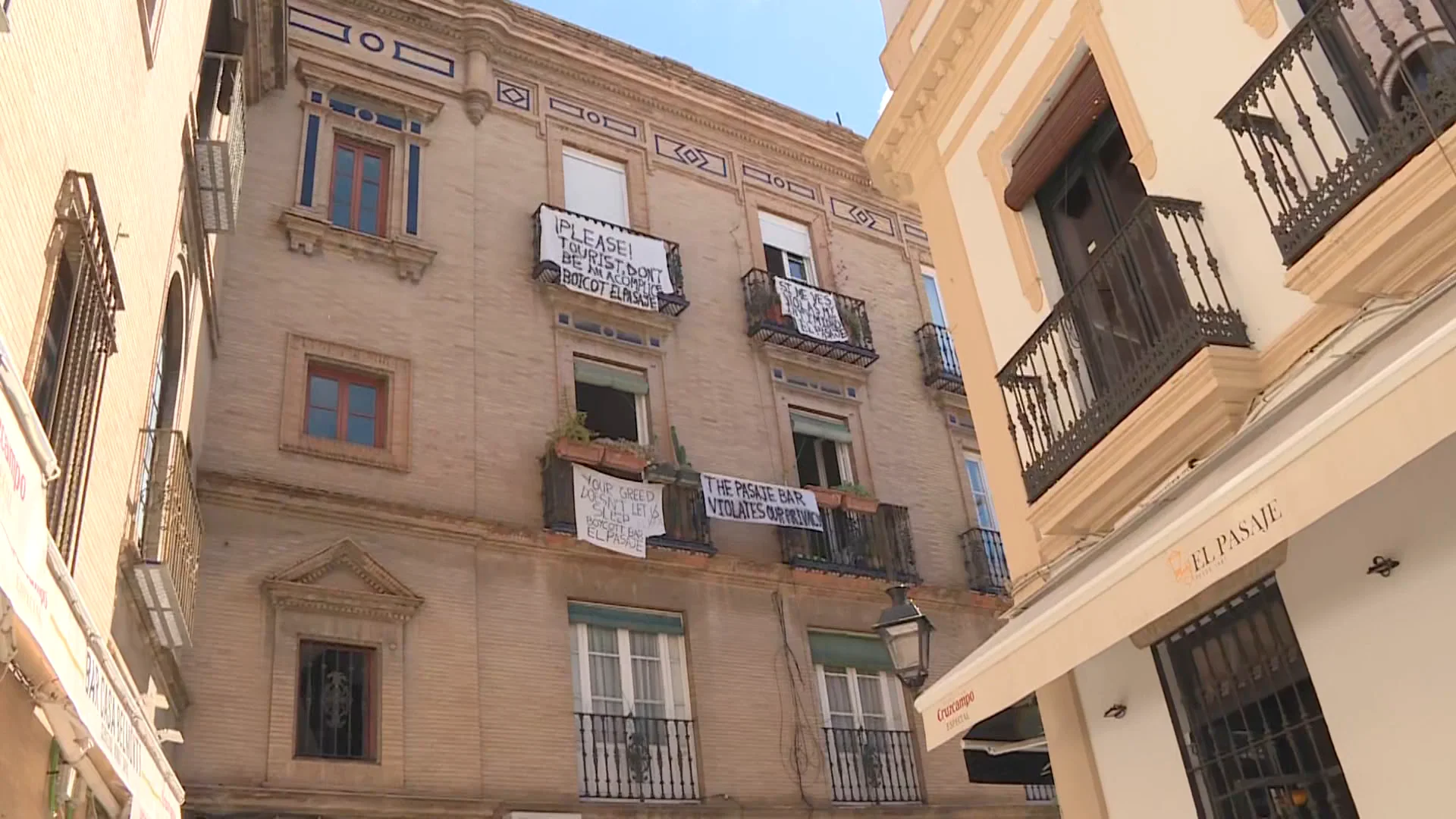 Una mujer se desnuda y pone películas porno a todo volumen para lograr el cierre de un restaurante en Sevilla Una mujer se desnuda y pone películas porno a todo volumen para lograr el cierre de un restaurante en Sevilla