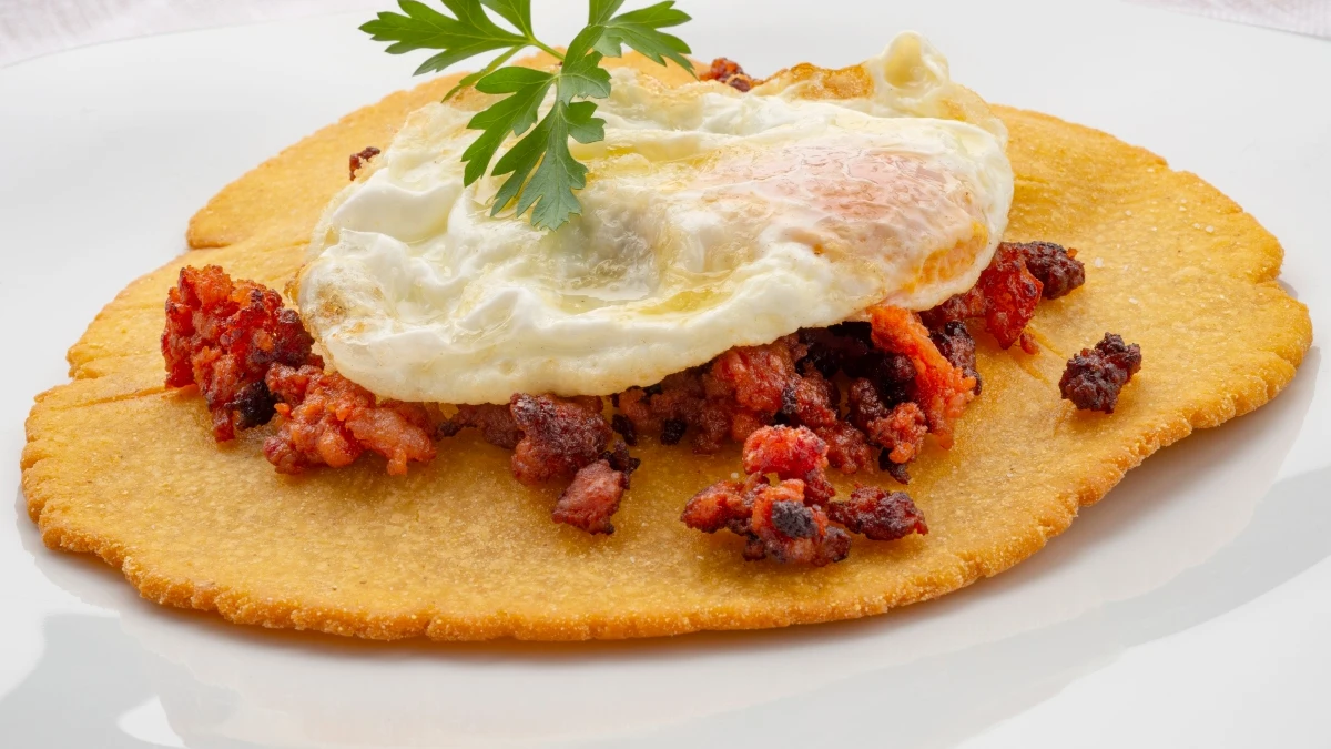 Torto de maíz con picadillo y huevo, de Karlos Arguiñano: "¡Qué manera de empezar la semana!" Torto de maíz con picadillo y huevo, de Karlos Arguiñano: "¡Qué manera de empezar la semana!"