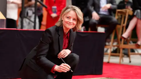 Jodie Foster poner sus manos sobre el cemento del Teatro Chino de Los Ángeles Jodie Foster poner sus manos sobre el cemento del Teatro Chino de Los Ángeles