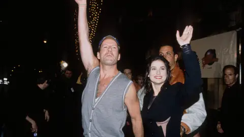 Bruce Willis y Demi Moore en los Globos de Oro de 1990 Bruce Willis y Demi Moore en los Globos de Oro de 1990